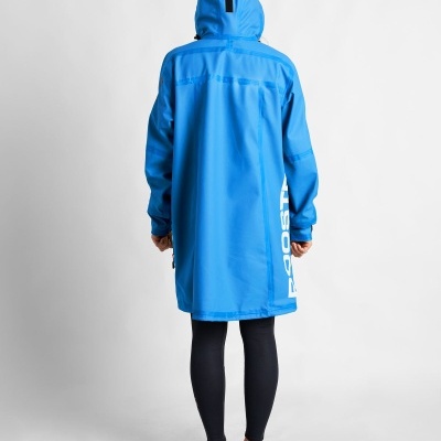 Casaco impermeável azul comprido com capuz e texto SPORT