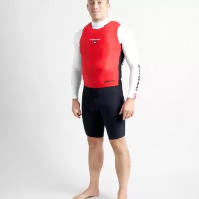 Homem veste colete vermelho e calções pretos com camiseta branca numa pose em fundo branco