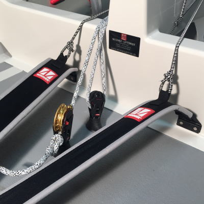 Componentes de vela com polias douradas e cintos NECKER num barco