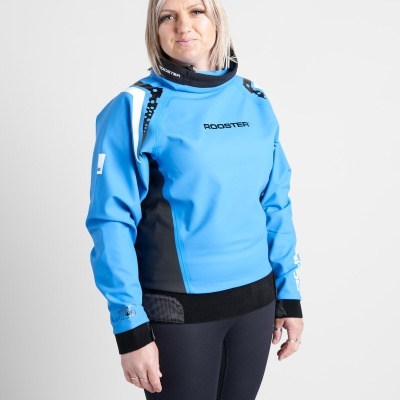 Blusão azul e preto ROOSTER usado por mulher