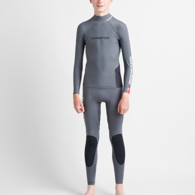 Conjunto cinzento de roupa desportiva para criança, com o texto ROOSTER