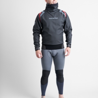 Homem com blusão técnico preto com vermelho e calças justas cinza e pretas