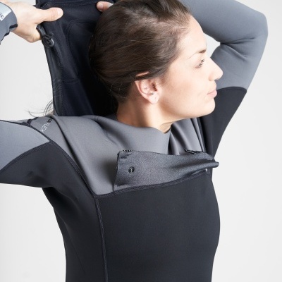 Mulher a vestir fato de mergulho preto e cinzento com capuz de neopreno