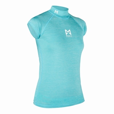 Camiseta desportiva azul clara com logótipo branco