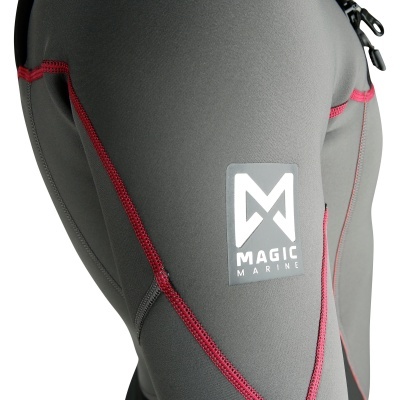 Roupa de mergulho cinzenta com costuras vermelhas e etiqueta MAGIC MARINE