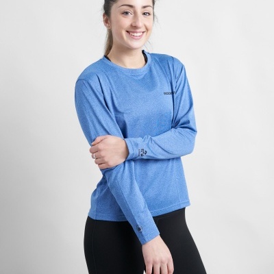 Mulher com t-shirt azul de manga comprida com logo DECATHLON