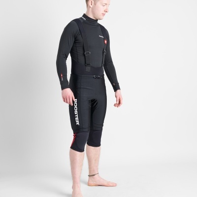Homem com fato de neoprene preto com logótipo BOOSTER e calças 3/4 com alças