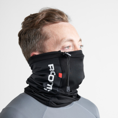 Cachecol tubular preto com fecho e cordão ajustável com texto branco na lateral