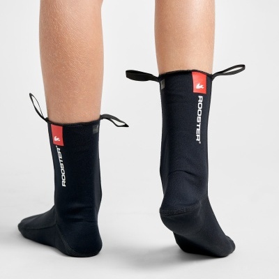 Meias pretas compridas com etiqueta vermelha e texto 'ROOSTER' na parte de trás