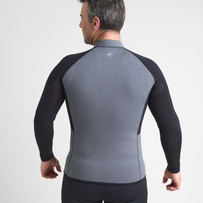 Homem de costas com fato de neoprene cinza e preto em fundo branco