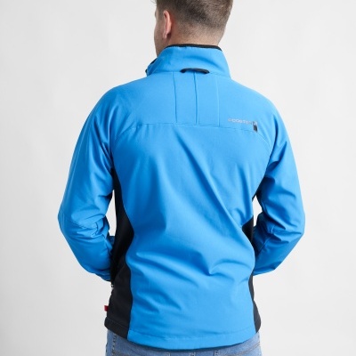 Homem de costas a usar casaco desportivo azul e preto com texto 'SCOTCH & SODA' nas costas