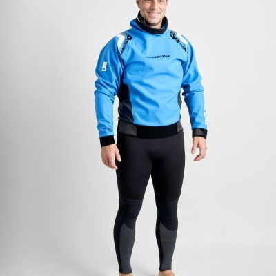 Homem com fato de mergulho azul e preto em fundo branco.