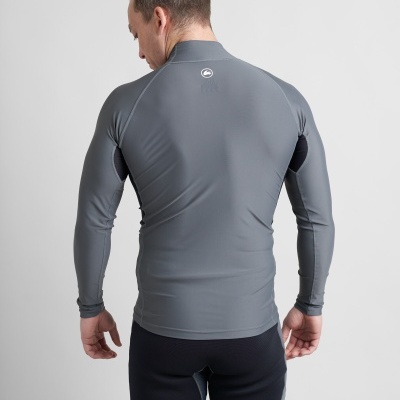 Homem de costas com top desportivo cinzento e calções pretos num fundo neutro.