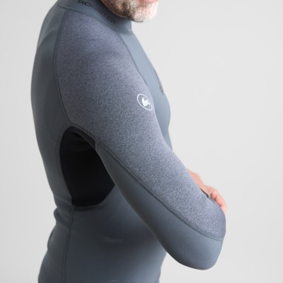 Camisola térmica cinzenta de manga comprida com logótipo branco no braço