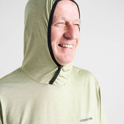 Homem com camisa verde e capuz integrado com borda preta, texto ROOSTER no peito.