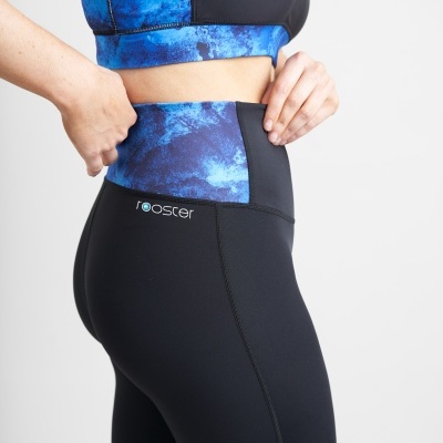 Leggings pretas com cós largo azul de padrão abstrato e logótipo 'rooster'