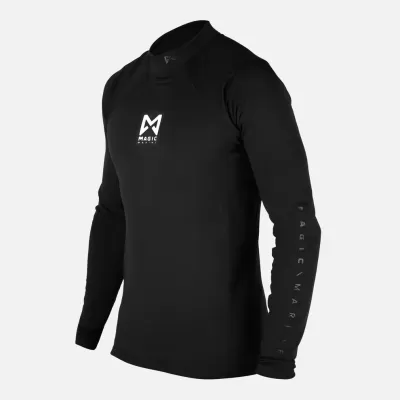 T-shirt preta de manga comprida com logotipo M MAGIC branco no peito e texto MAGIC MARINE na manga