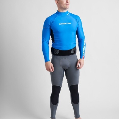 Homem com roupa desportiva azul e cinza posando em fundo branco