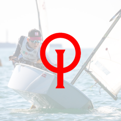 Barco de vela pequeno com velejador no mar