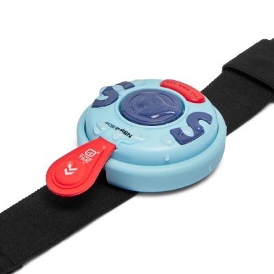 Pulso electrónico azul claro com botões azuis e vermelhos numa correia preta.