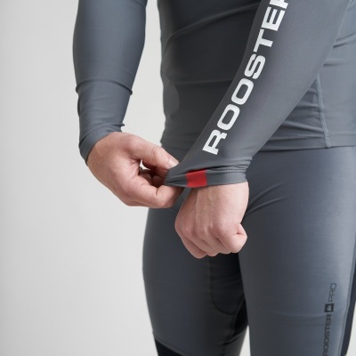 Roupa desportiva cinza escuro com textos ROOSTER e detalhes vermelhos e pretos