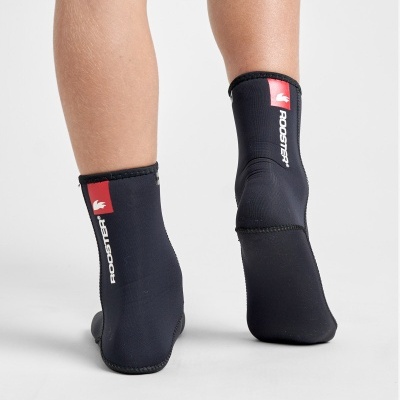 Meias azuis escuras com logo Rooster usadas por pessoa.