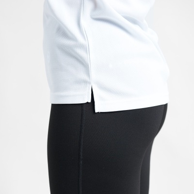 T-shirt branca e calças justas pretas em fundo branco