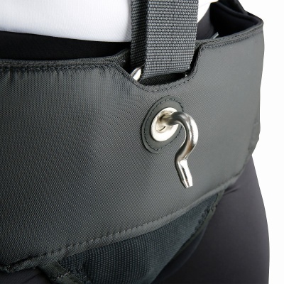 Cinto preto com gancho metálico prateado