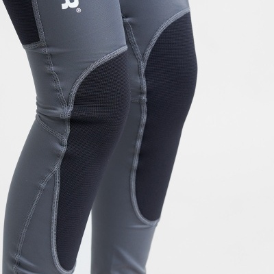 Calças desportivas cinzentas com inserções pretas e texto branco na perna