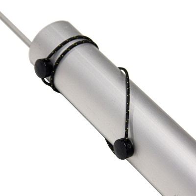 Tubulação metálica prateada com corda preta e detalhes amarelos presa a dois suportes pretos