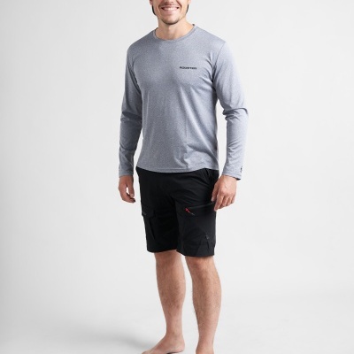 Homem com t-shirt cinza manga comprida e calções pretos com bolso e fecho vermelho