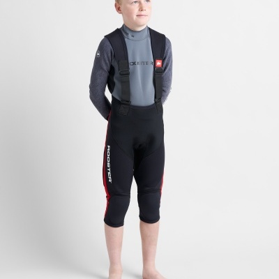 Criança com roupa desportiva de neoprene preta e cinza em fundo branco