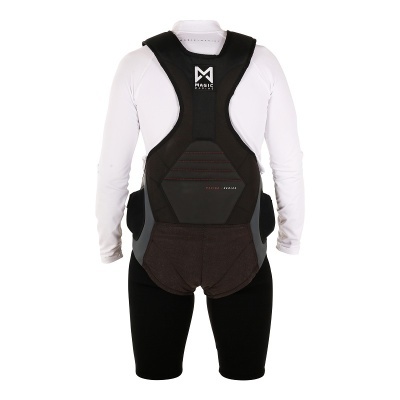 Colete de costas preto com logotipo e texto, sobre camisa e calças