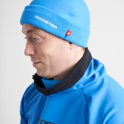 Homem com boné azul e roupa azul da marca ROOSTER.