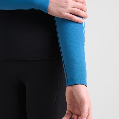 Fato de neopreno azul e preto com texto branco na manga