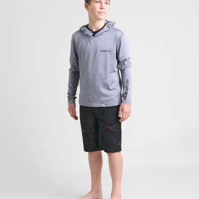 Rapaz vestido com camisola cinzenta com capuz e calções pretos