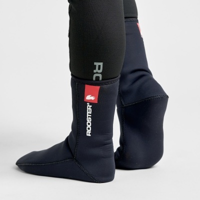 Botas de vela azuis escuras com logótipo Rooster usadas com leggings pretas