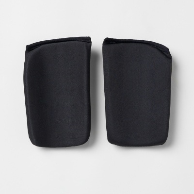 Par de joelheiras pretas sobre fundo branco