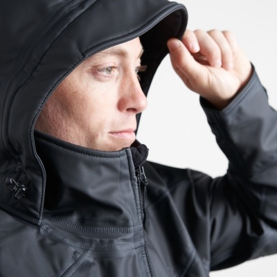 Homem a usar casaco preto com capuz e fecho frontal