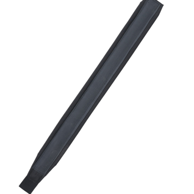 Cinto estreito preto com acabamento reforçado nas pontas