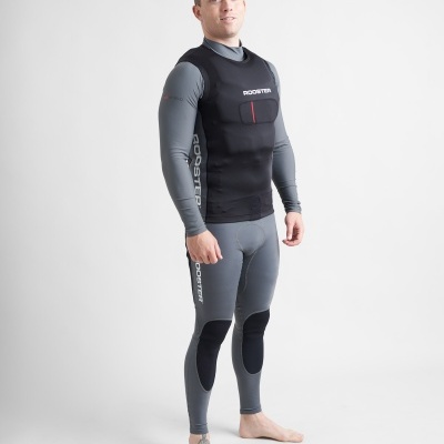 Homem com fato de mergulho cinzento e colete preto com texto 'BOOSTER'