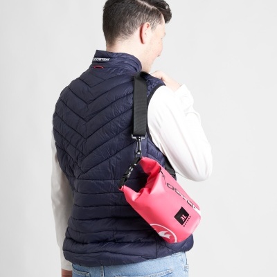 Homem de costas com colete azul e bolsa impermeável rosa