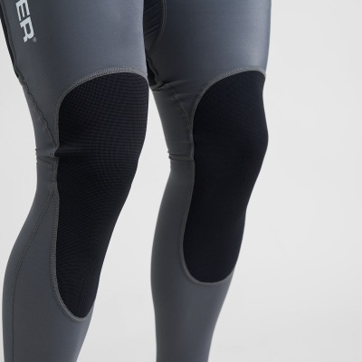 Calças desportivas justas cinzentas com painéis pretos nos joelhos e texto branco na perna