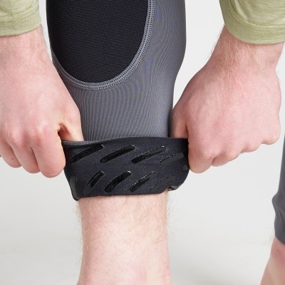 Calças justas cinza com detalhes pretos e faixa preta antiderrapante na bainha