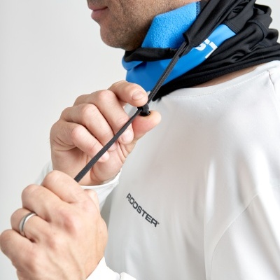 Homem ajustando bandana preta e azul com cordão, vestindo camisola branca com texto ROOSTER