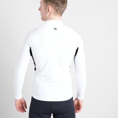 Homem de costas com casaco desportivo branco e calças pretas.