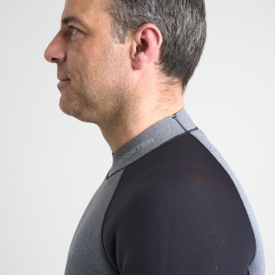 Homem de perfil com camisa cinzenta e preta gola alta BOOSTER