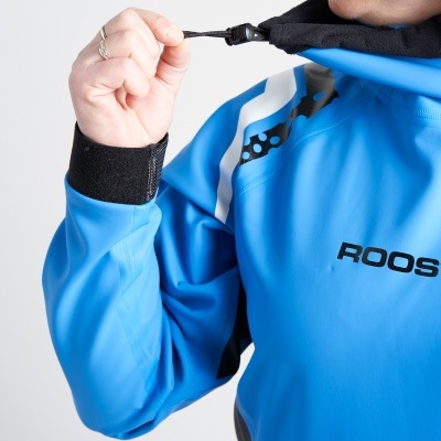 Casaco azul com punhos pretos a ajustar cordão na gola