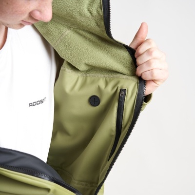 Casaco verde claro com fecho, bolso interno e forro polar