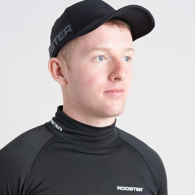 Homem com boné preto e camisa preta com texto ROOSTER